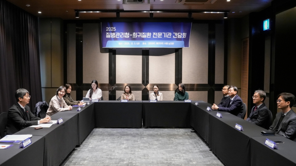 임승관 청장과 전문기관 사업단장들이 협력 강화를 위한 간담회를 가지고 있다.